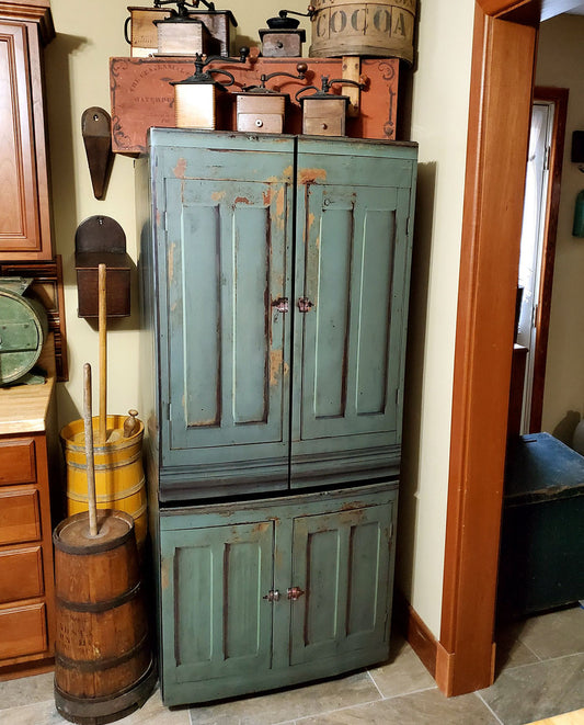 Green primitive cabinet "Lisa"